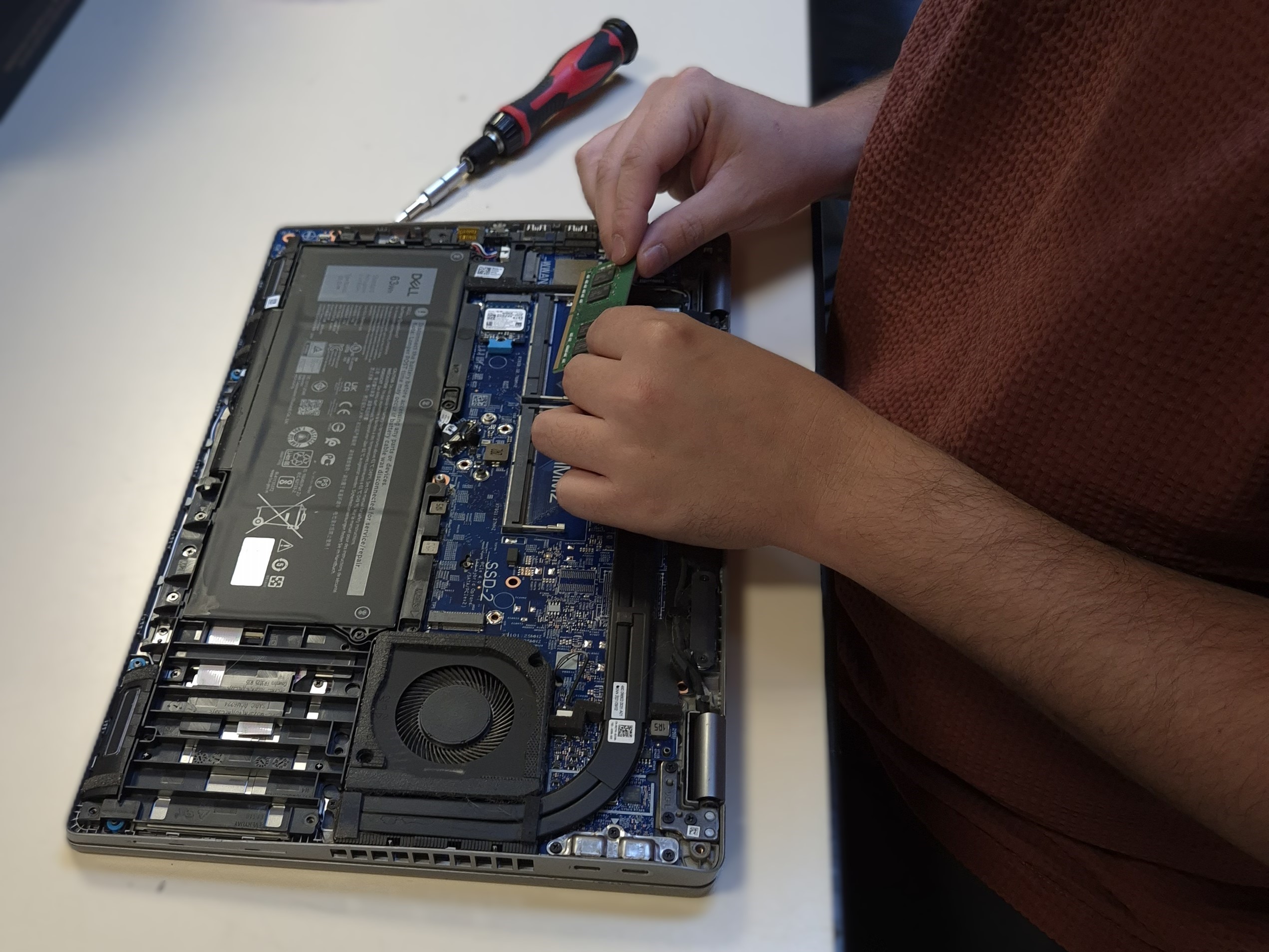 Remplacement d'une barrette de RAM sur un ordinateur portable